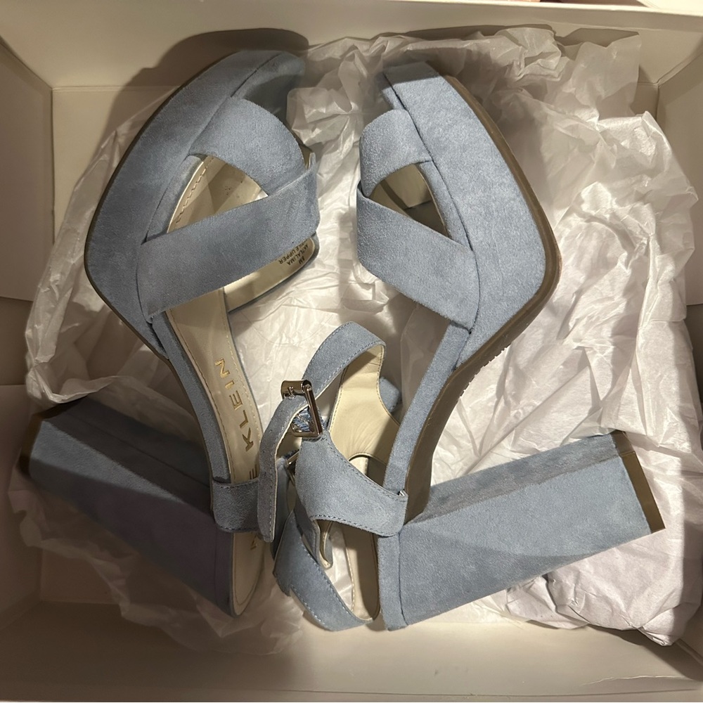 Anne Klein light blue velvet shoe